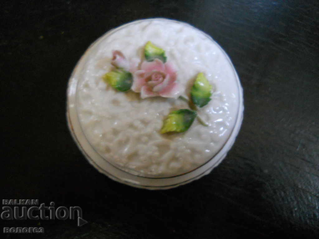 Porcelain powder case (England) with price 15.00 BGN | € 7.67
