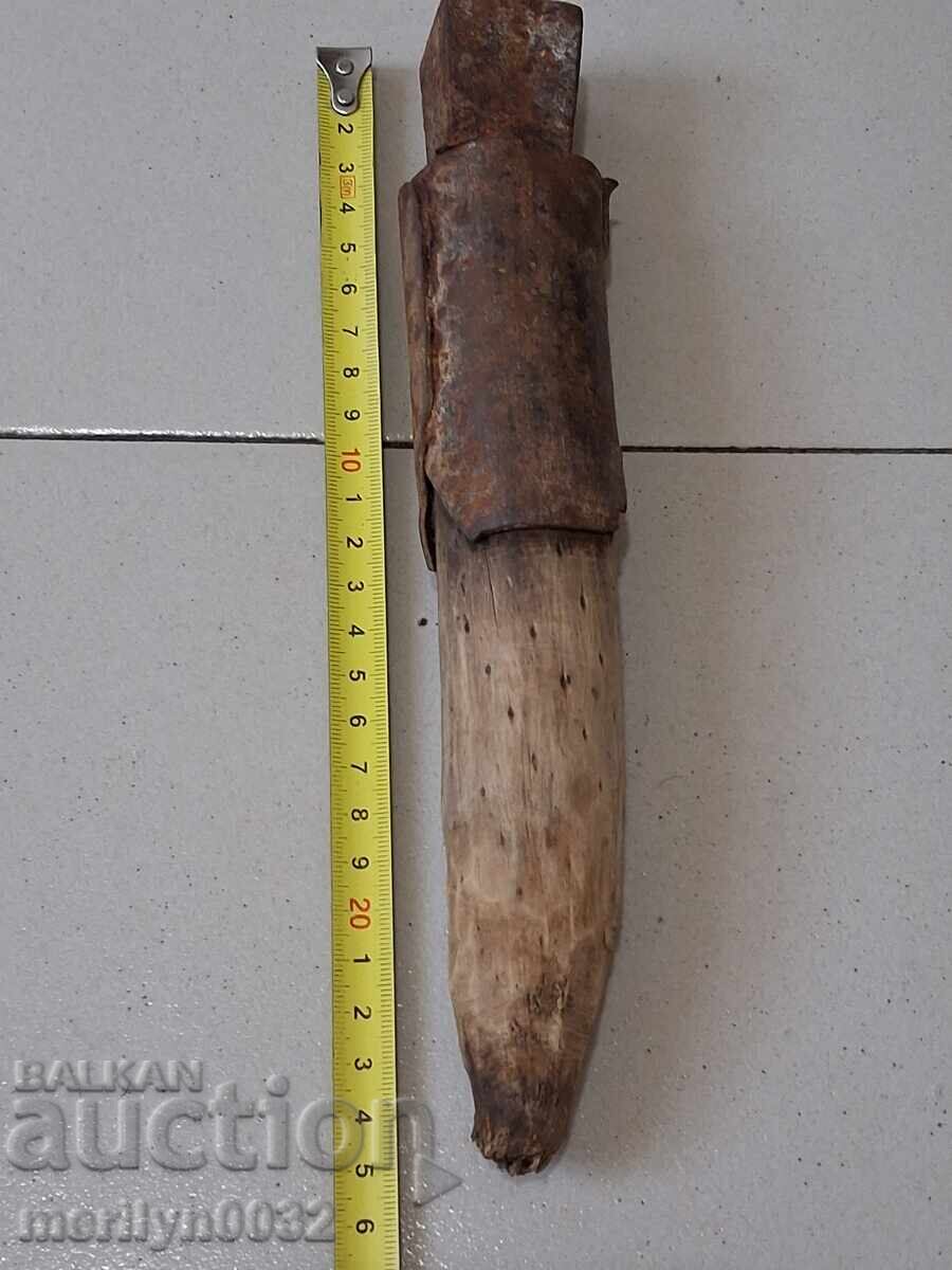 Delivery of Old hand-forged anvil for hair straightening