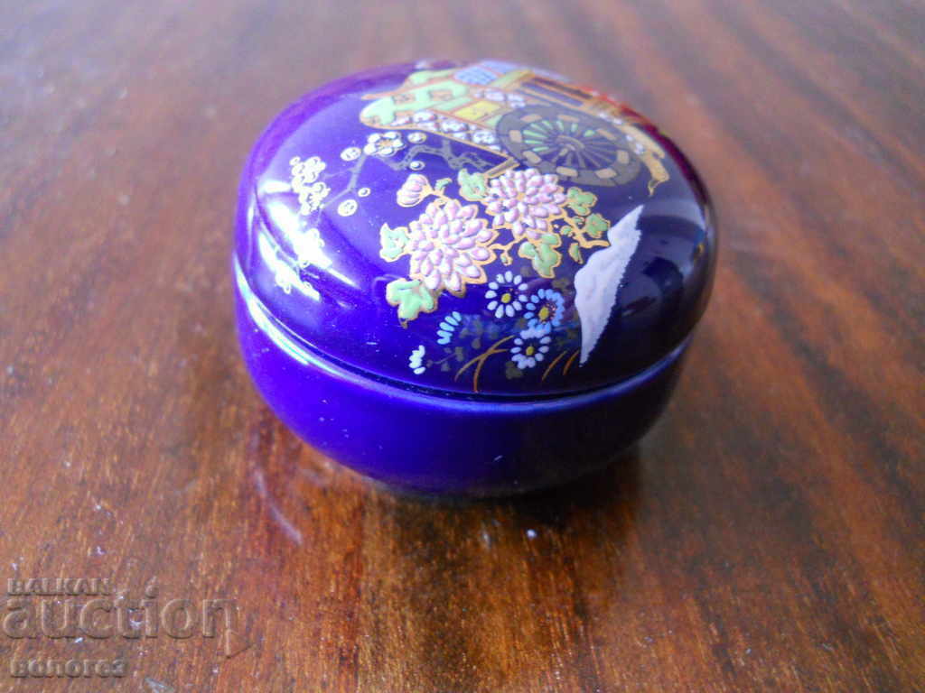 Porcelain jewelry box - Japan with price 30.00 BGN | € 15.34 Porcelain jewelry box - Japan with price 30.00 BGN | € 15.34
