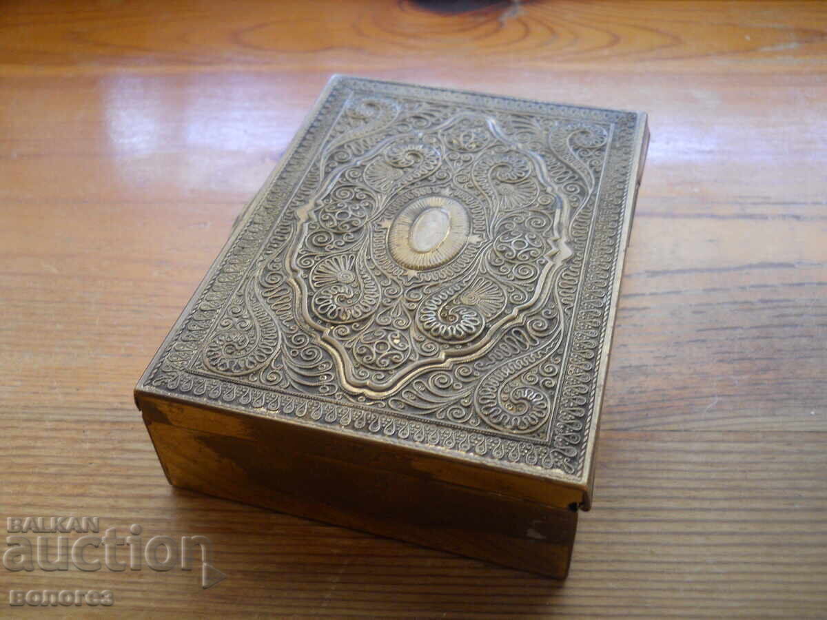 Αρχαίο ξύλινο κουτί κοσμημάτων με μπρούτζινα εξαρτήματα με τιμή 35.00 BGN | € 17.90