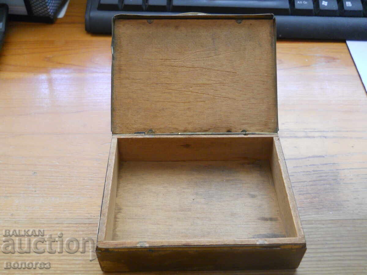 Παράδοση Αρχαίο ξύλινο κουτί κοσμημάτων με μπρούτζινα εξαρτήματα