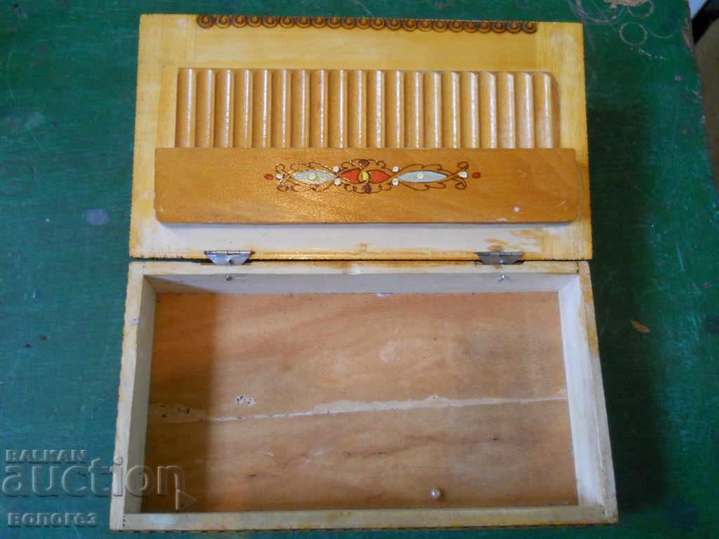 Auction  Wooden cigarette box
