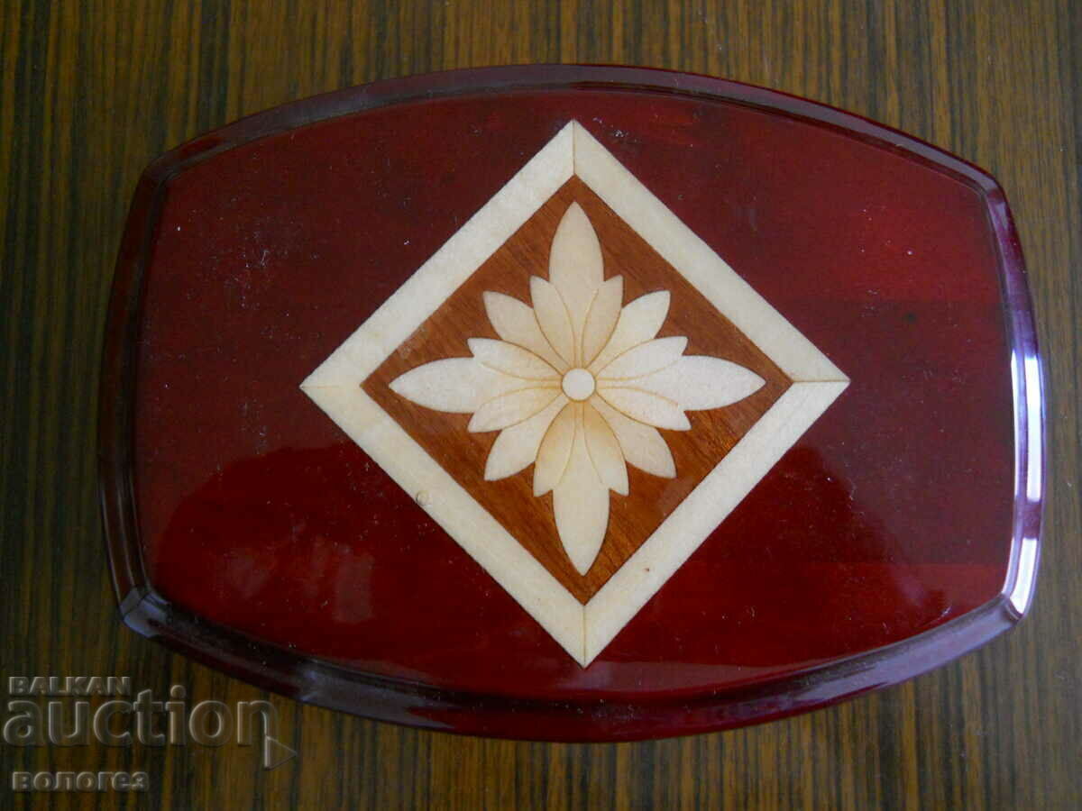 Κουτί κοσμημάτων από μαόνι πολυτελείας με τιμή 120.00 BGN | € 61.36