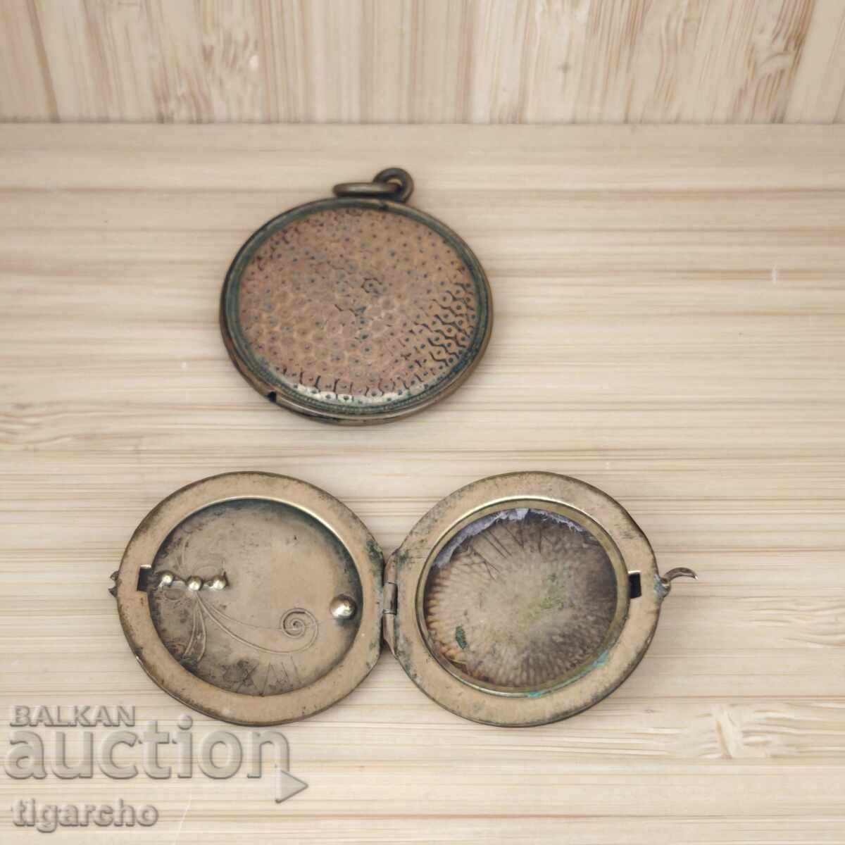 Παλιά γυναικεία μενταγιόν - 6 Παλιά γυναικεία μενταγιόν - 6