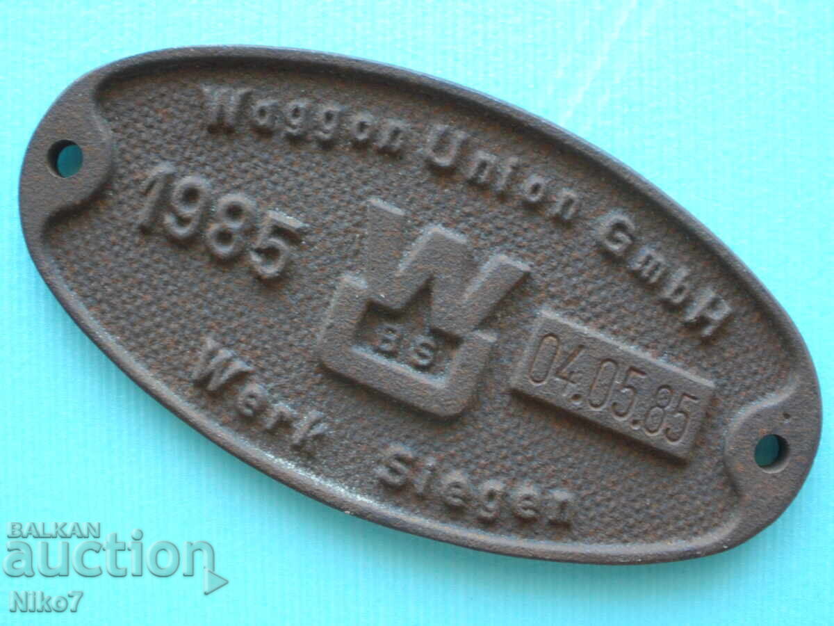 Παλιά (1985), μεταλλική πινακίδα από βαγόνι τρένου