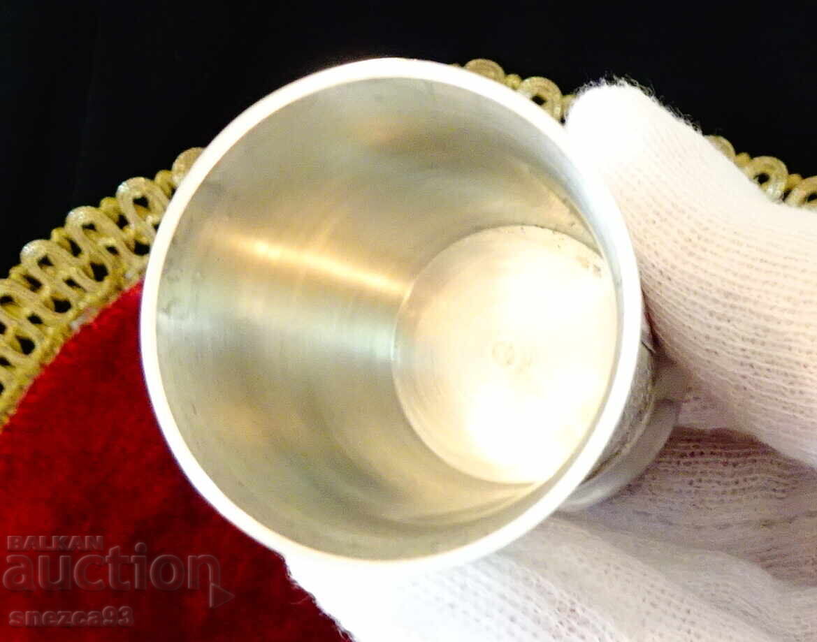 Cană de staniu cu picturi Poetul sărac, Prieteni din copilărie cu preț 19.00 BGN | € 9.71 Cană de staniu cu picturi Poetul sărac, Prieteni din copilărie cu preț 19.00 BGN | € 9.71