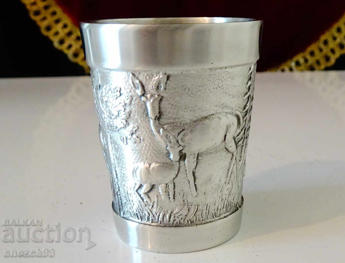 Аукцион Чаша от калай с Елен,ловна картина. Аукцион Чаша от калай с Елен,ловна картина.