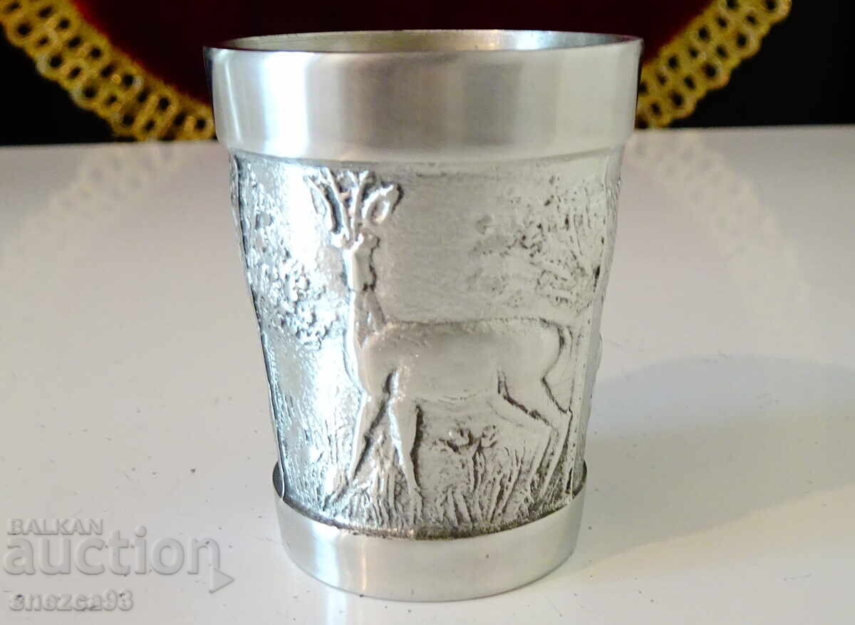 Чаша от калай с Елен,ловна картина. Чаша от калай с Елен,ловна картина.