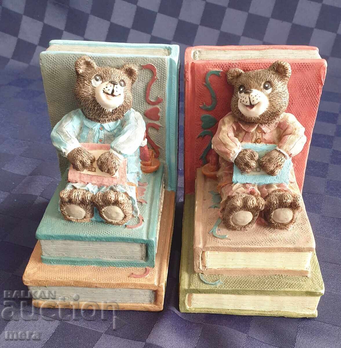 Delivery of Pair of bookends Delivery of Pair of bookends