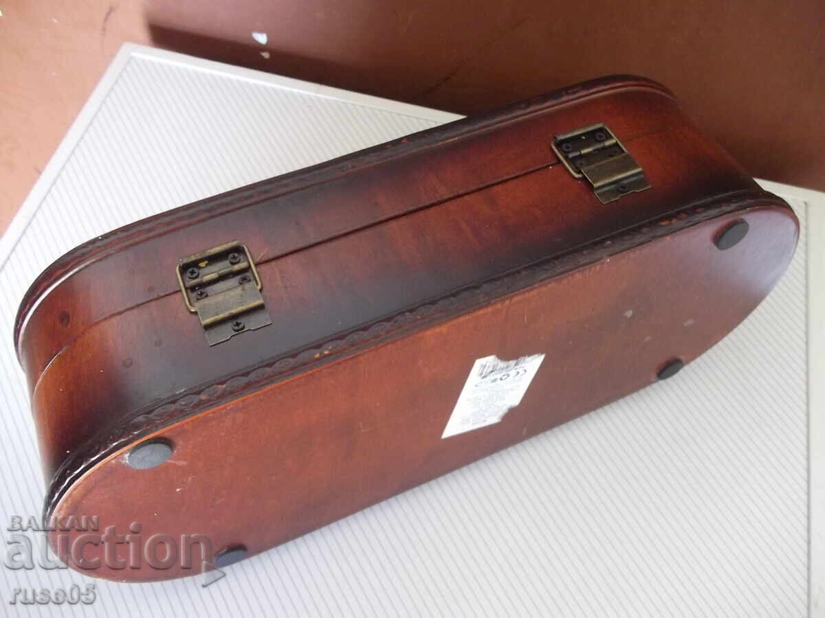 Παράδοση Ξύλινο κουτί με μεταλλικά εξαρτήματα Παράδοση Ξύλινο κουτί με μεταλλικά εξαρτήματα