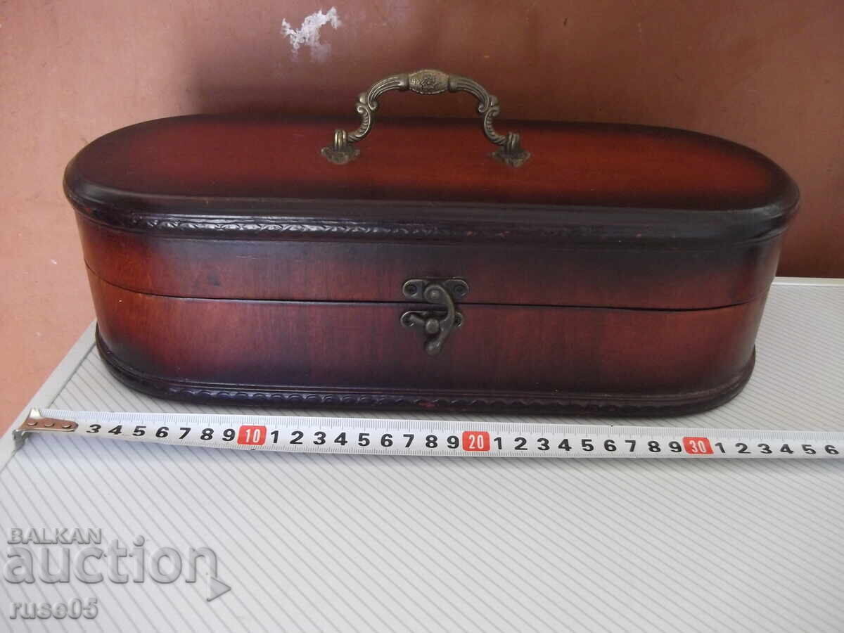 Ξύλινο κουτί με μεταλλικά εξαρτήματα Ξύλινο κουτί με μεταλλικά εξαρτήματα