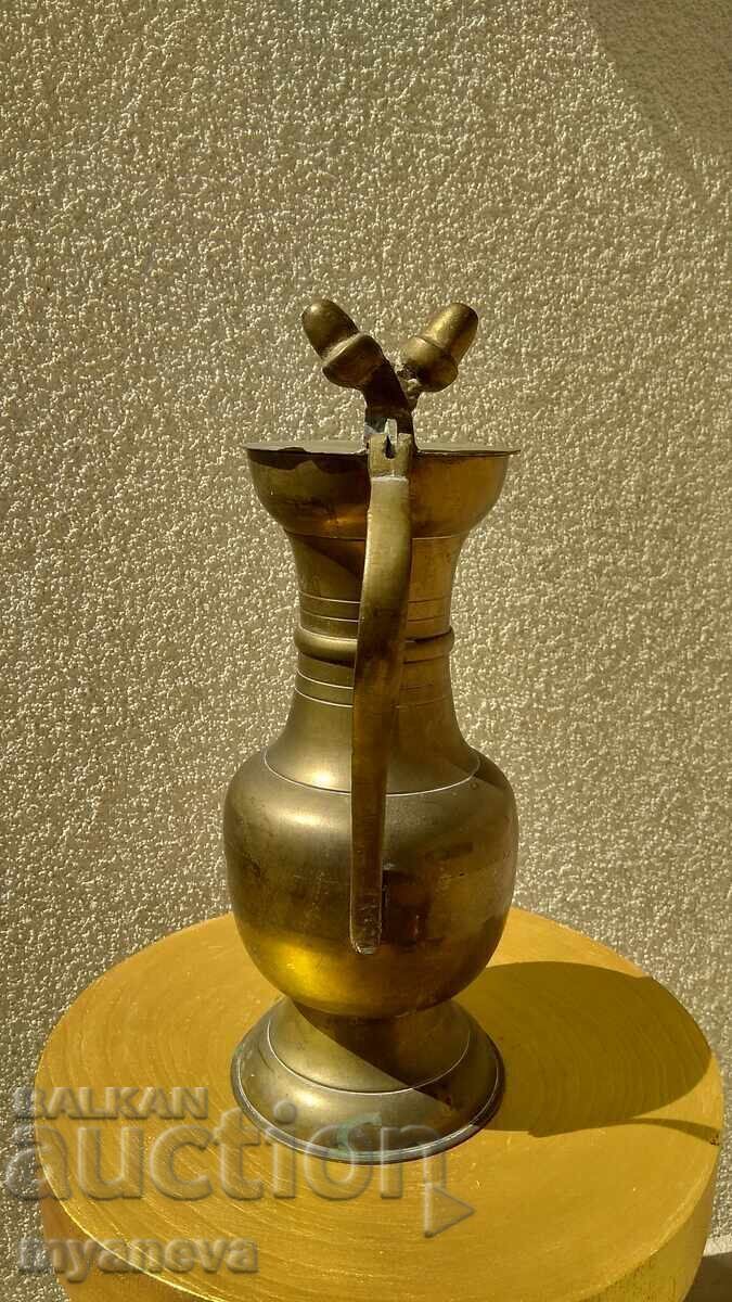 Licitație Cana masivă, metalică cu capac, decorată cu alune Licitație Cana masivă, metalică cu capac, decorată cu alune