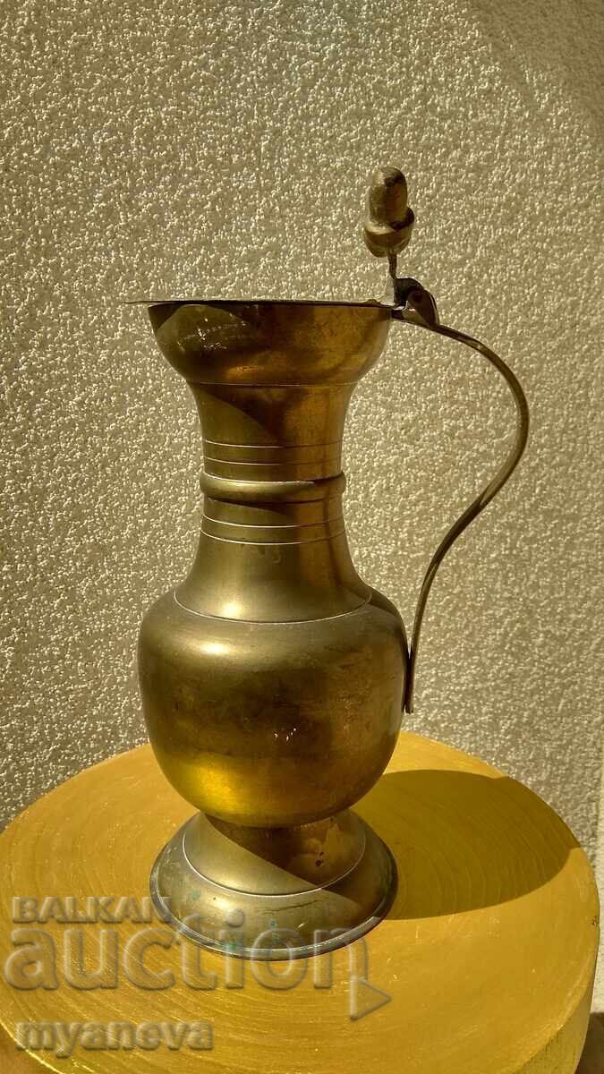 Livrarea Cana masivă, metalică cu capac, decorată cu alune Livrarea Cana masivă, metalică cu capac, decorată cu alune