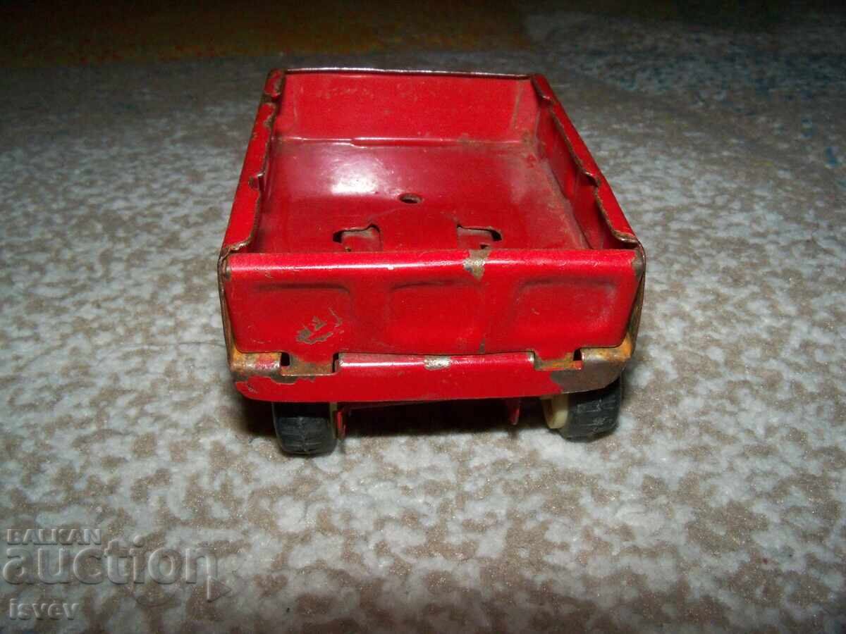 Παράδοση Παλιό λαμαρινένιο ρυμουλκούμενο παιχνίδι κατασκευασμένο στη Βουλγαρία