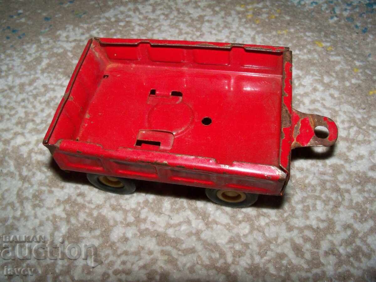 Παλιό λαμαρινένιο ρυμουλκούμενο παιχνίδι κατασκευασμένο στη Βουλγαρία