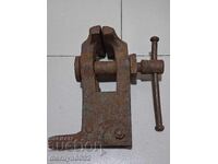 O menghină veche prinde o unealtă de fierar