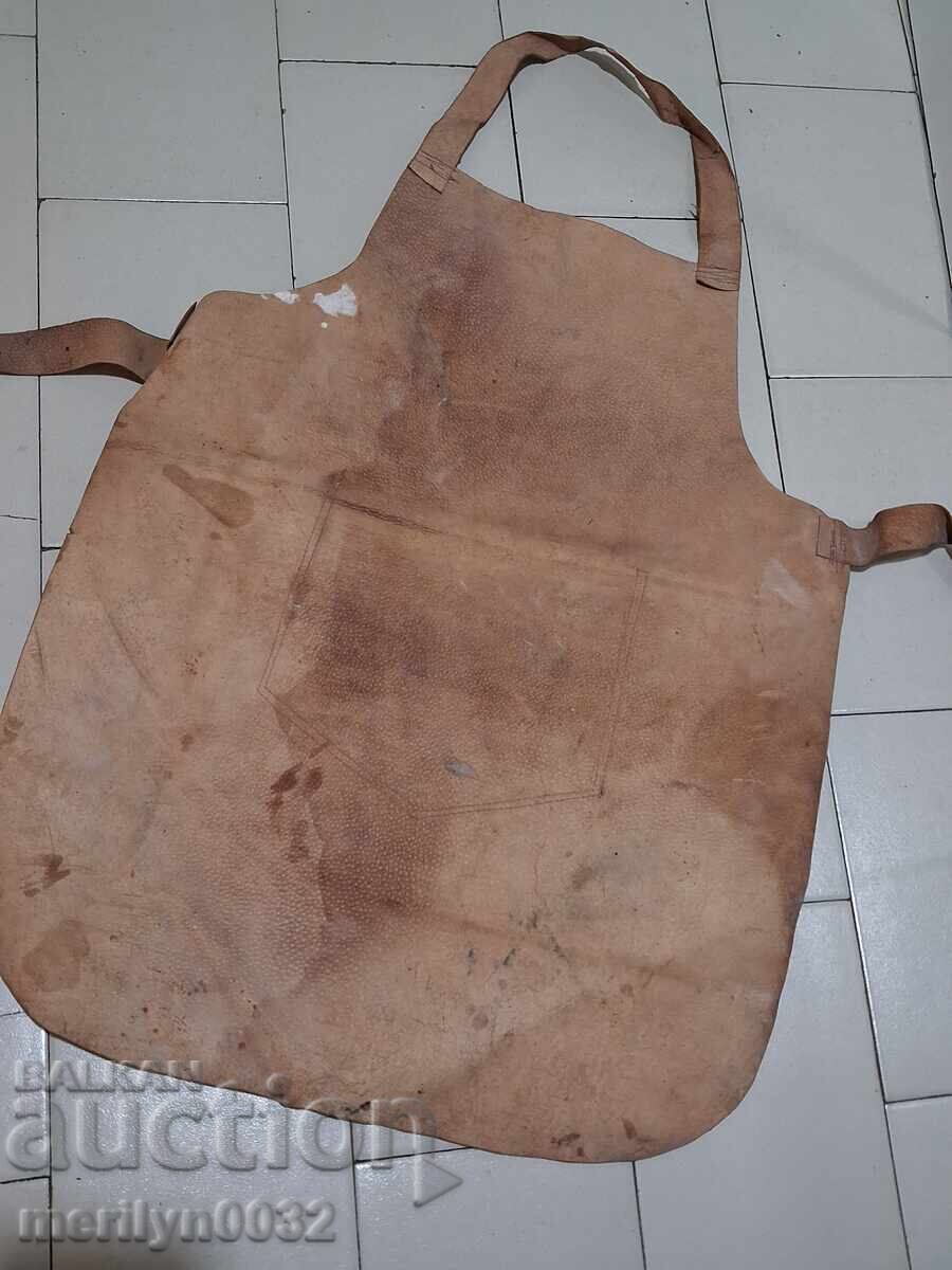 Șorț vechi din piele de fierar sudor NEFOLOSIT cu preț 87.00 BGN | € 44.48 Șorț vechi din piele de fierar sudor NEFOLOSIT cu preț 87.00 BGN | € 44.48