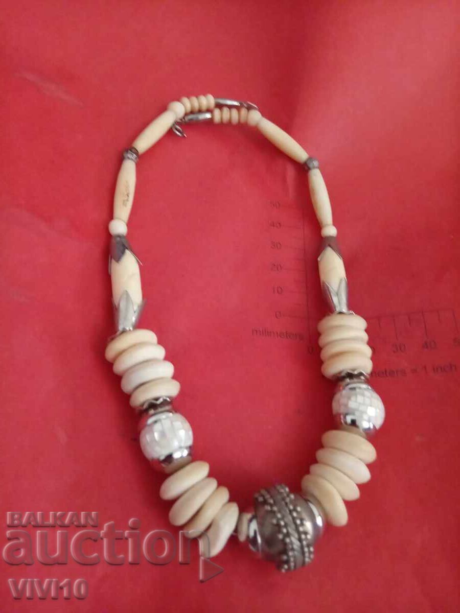 Colier vechi din os cu preț 50.00 BGN | € 25.56 Colier vechi din os cu preț 50.00 BGN | € 25.56