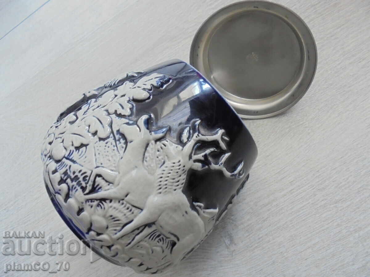 Delivery of №8208 Relief Porcelain Mug with Metal Lid Rein Zinn Delivery of №8208 Relief Porcelain Mug with Metal Lid Rein Zinn