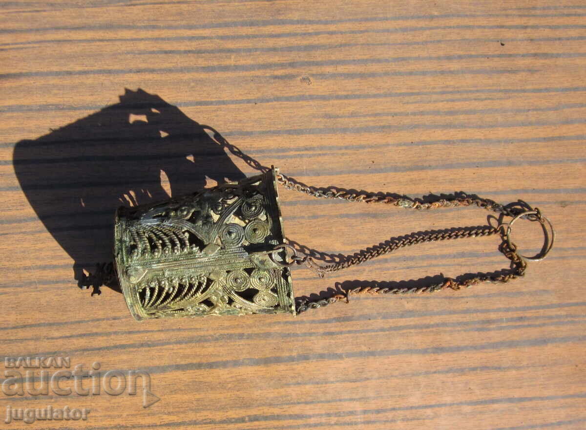 старинно Българско Възрожденско домашно бронзово кандило с цена 50.00 лв. | € 25.56 старинно Българско Възрожденско домашно бронзово кандило с цена 50.00 лв. | € 25.56