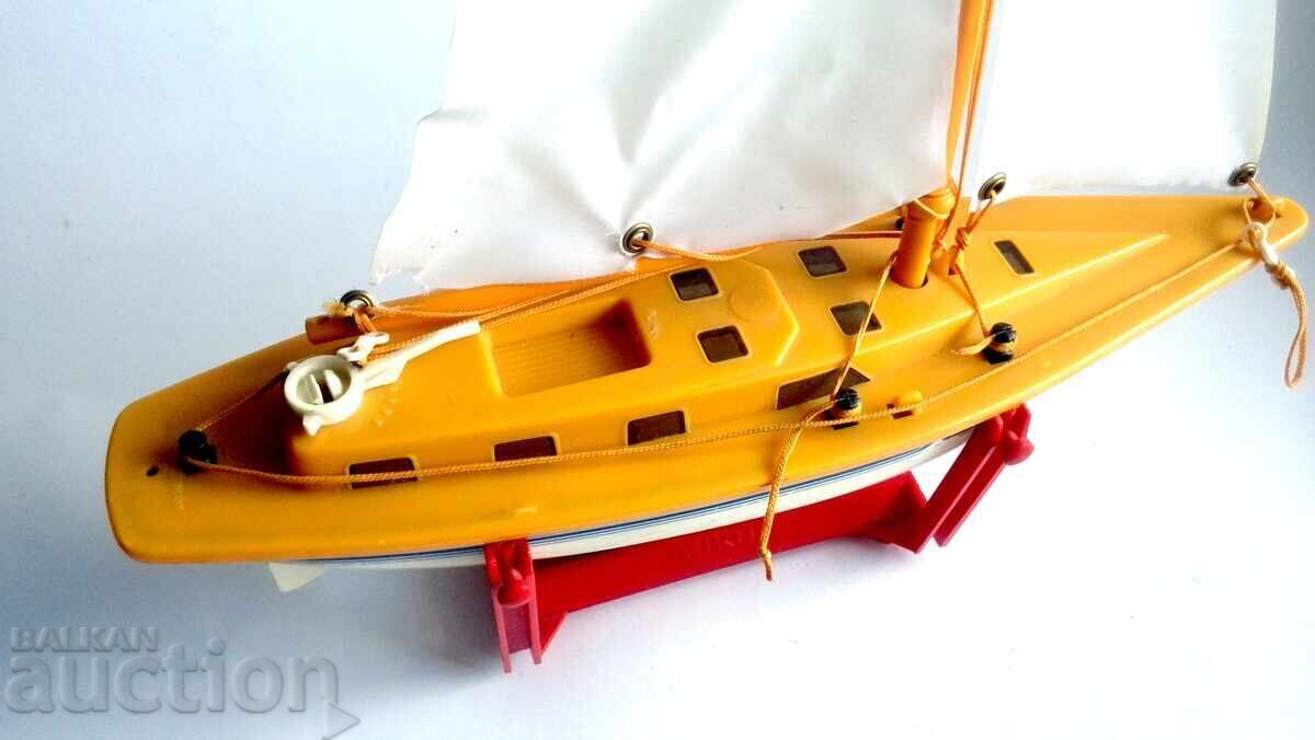 Iaht cu vele din plastic galben Siku Europa - Fabricat în Germania cu preț € 0.01 | 0.02 BGN Iaht cu vele din plastic galben Siku Europa - Fabricat în Germania cu preț € 0.01 | 0.02 BGN