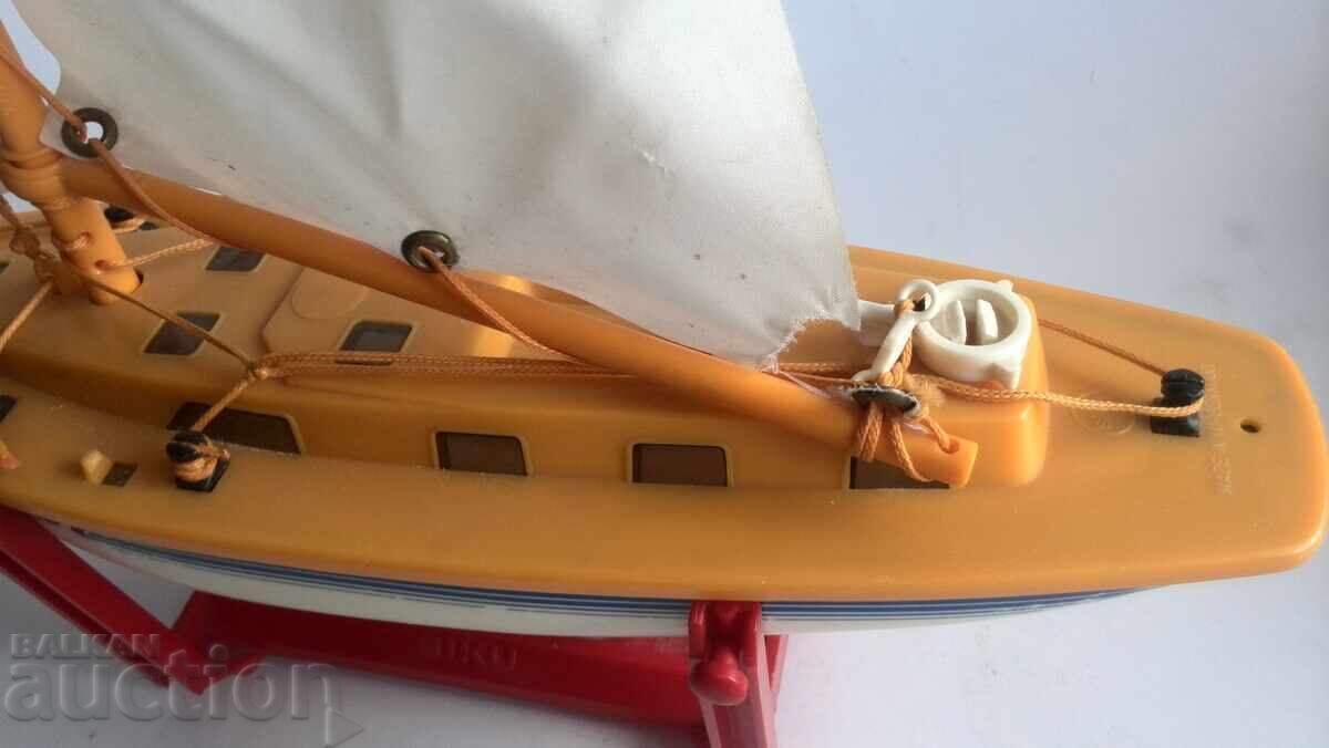 Iaht cu vele din plastic galben Siku Europa - Fabricat în Germania - 7 Iaht cu vele din plastic galben Siku Europa - Fabricat în Germania - 7