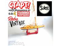 Жълта пластмасова платноходка Siku Europa - Произведена в Ге