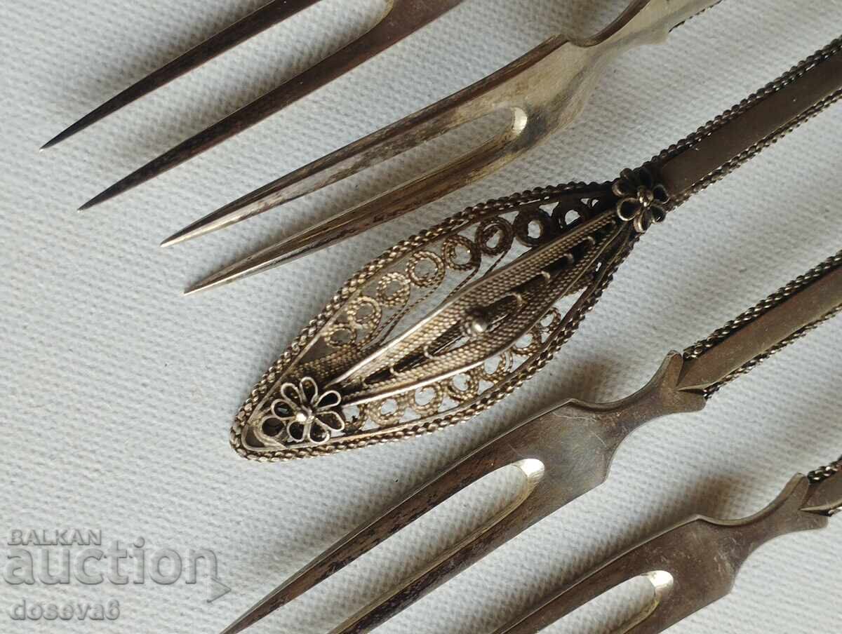 Аукцион 6 вилички . Сребърни - проба 800 .Теглото на една е 17-18 гр