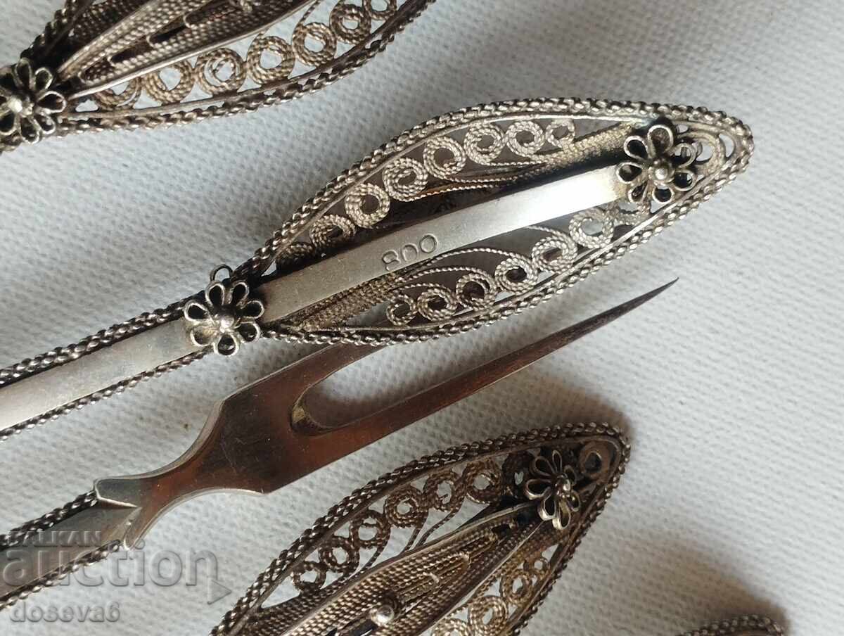 Доставка на 6 вилички . Сребърни - проба 800 .Теглото на една е 17-18 гр