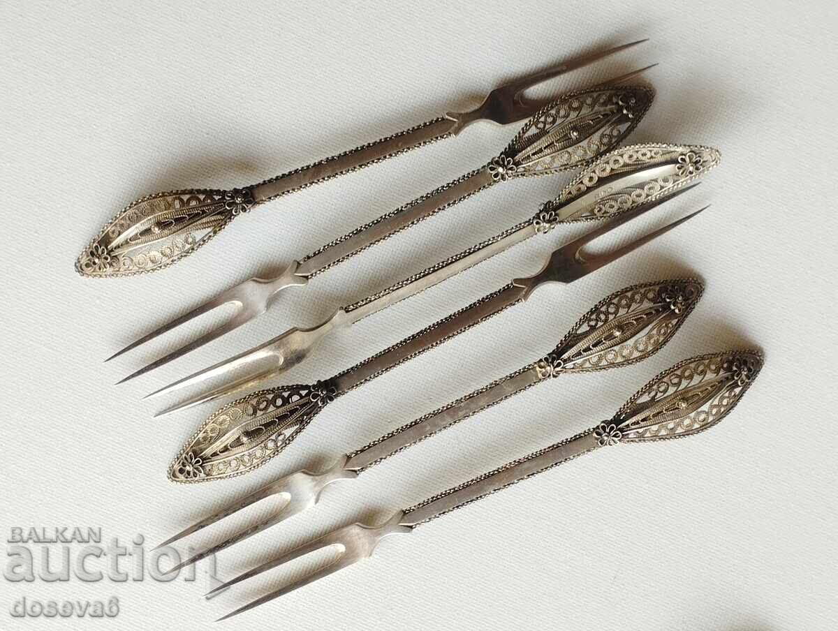 6 вилички . Сребърни - проба 800 .Теглото на една е 17-18 гр