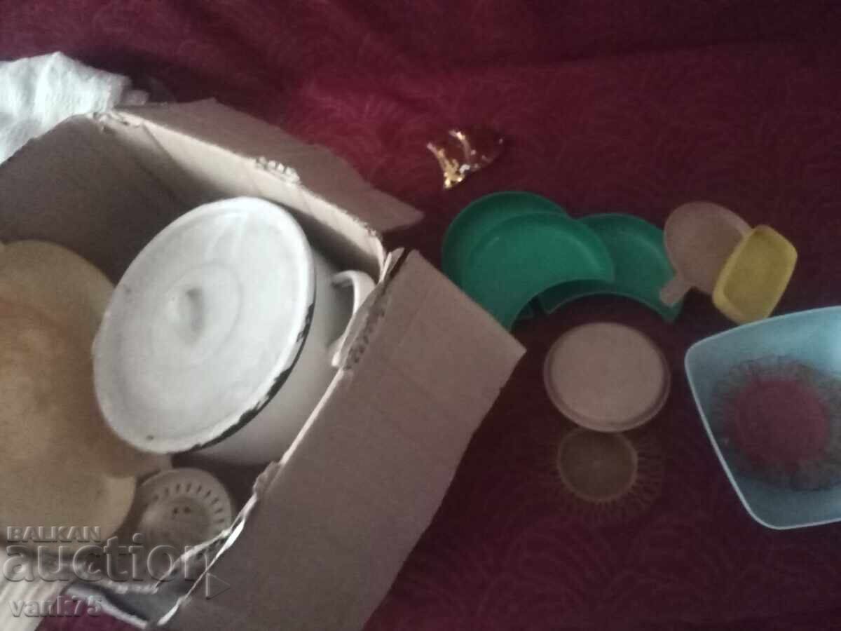 Auction  A whole lot of household dishes