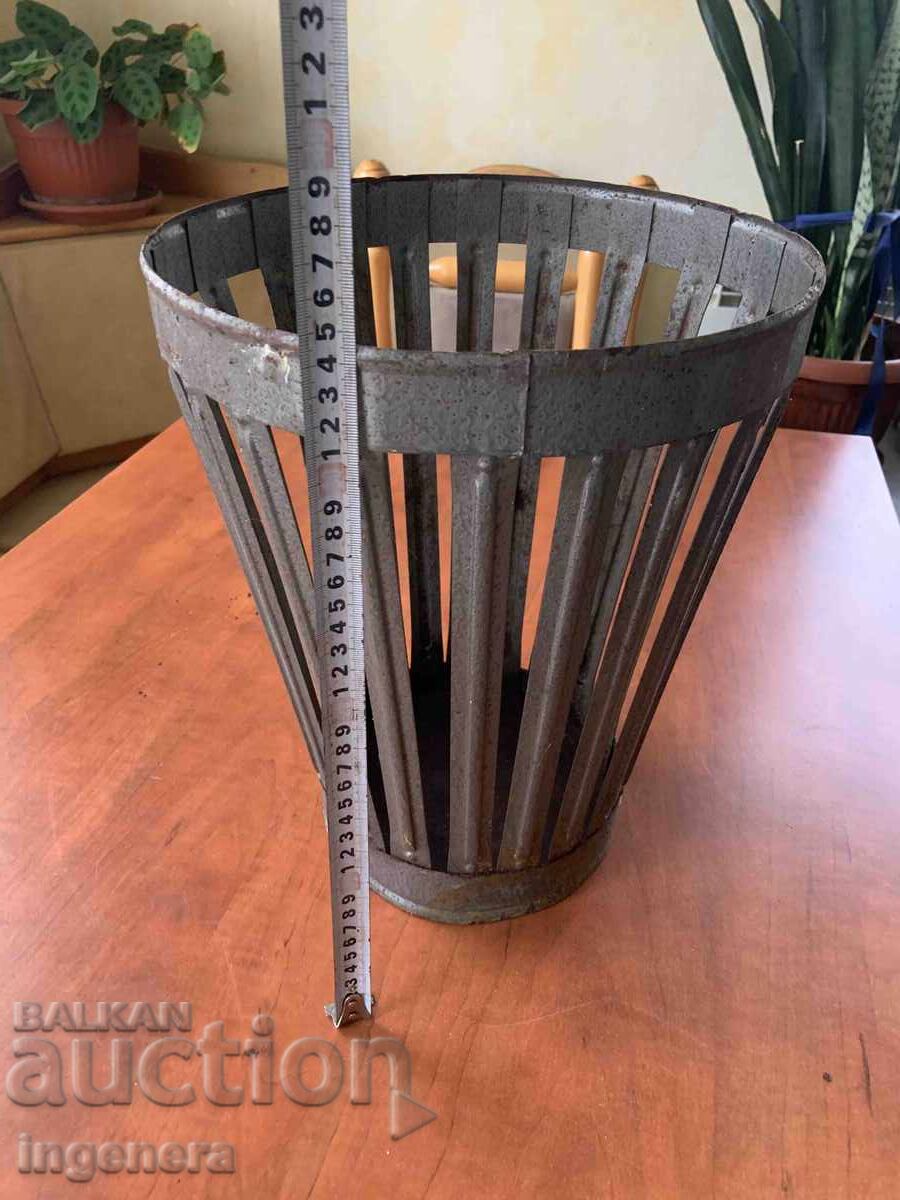 COȘ DE GUNOI DE METAL DIN EPOCA SOCIALISTĂ CU ETICHETĂ cu preț 45.00 BGN | € 23.01 COȘ DE GUNOI DE METAL DIN EPOCA SOCIALISTĂ CU ETICHETĂ cu preț 45.00 BGN | € 23.01