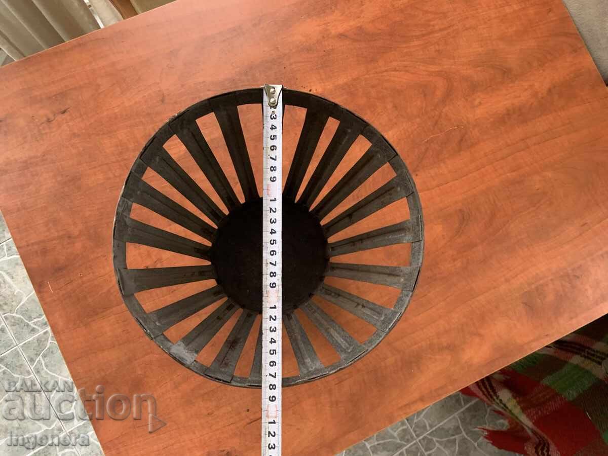 Licitație COȘ DE GUNOI DE METAL DIN EPOCA SOCIALISTĂ CU ETICHETĂ Licitație COȘ DE GUNOI DE METAL DIN EPOCA SOCIALISTĂ CU ETICHETĂ