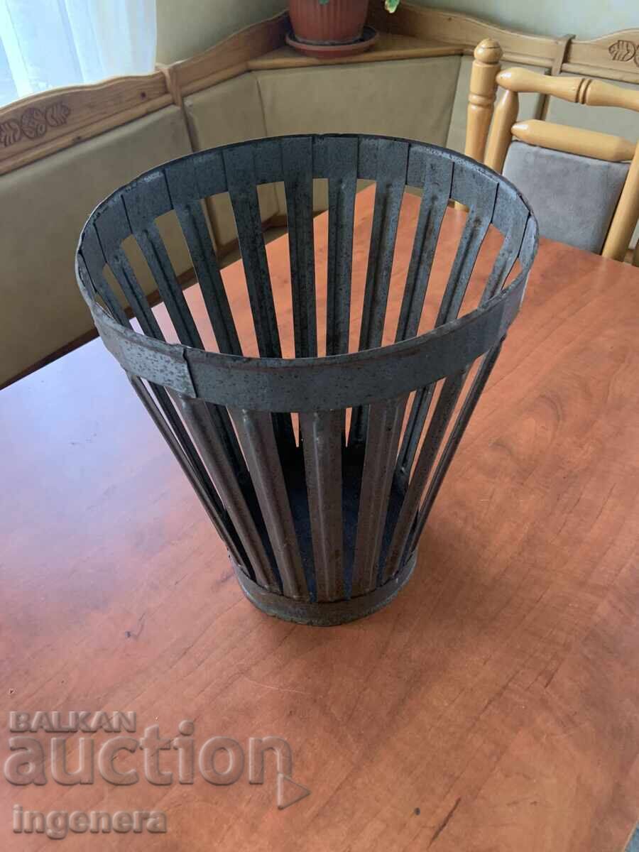 COȘ DE GUNOI DE METAL DIN EPOCA SOCIALISTĂ CU ETICHETĂ - 6 COȘ DE GUNOI DE METAL DIN EPOCA SOCIALISTĂ CU ETICHETĂ - 6