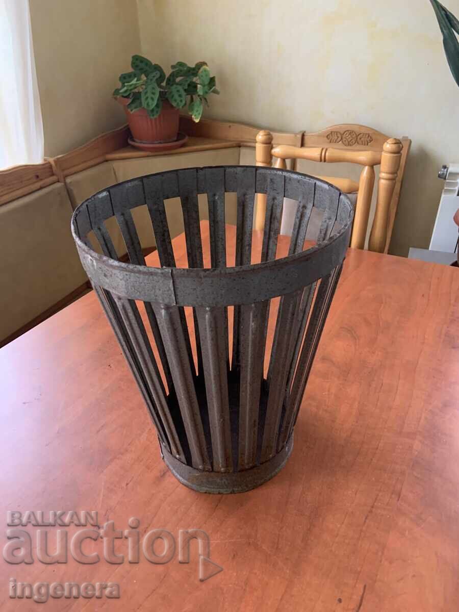 COȘ DE GUNOI DE METAL DIN EPOCA SOCIALISTĂ CU ETICHETĂ COȘ DE GUNOI DE METAL DIN EPOCA SOCIALISTĂ CU ETICHETĂ