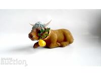 Din anii 1960, vacă taur cu capul dat în jos - decor pentru bordul mașinii - dă din cap