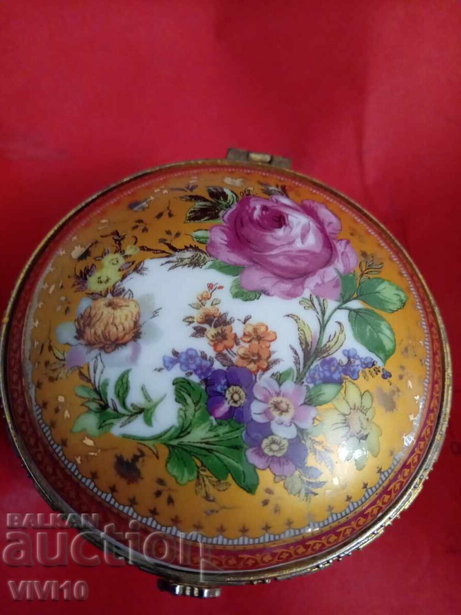 Cutie antica de bijuterii Cutie antica de bijuterii