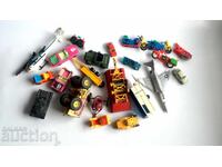 O mulțime de jucării vechi