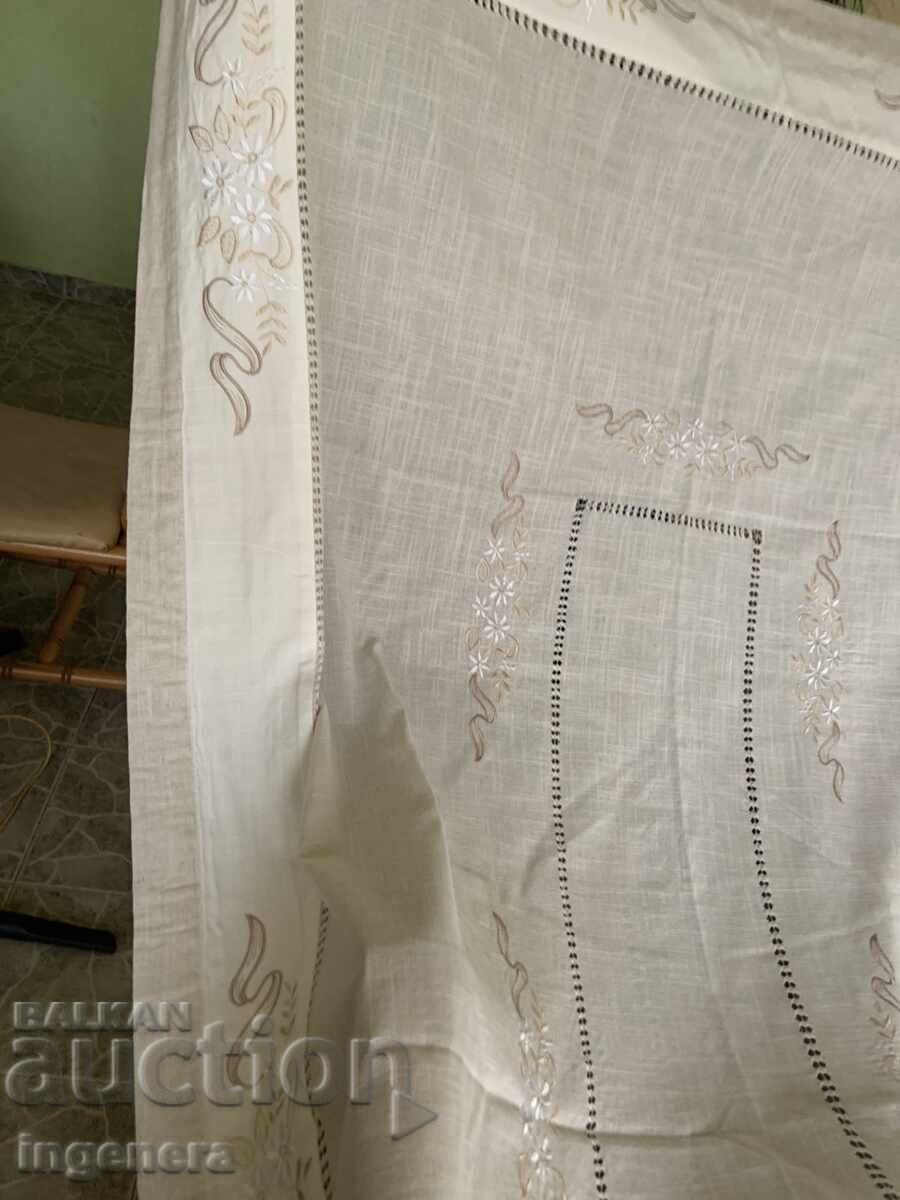 Delivery of Tablecloth used briefly - 2.4 x 1.4 m Delivery of Tablecloth used briefly - 2.4 x 1.4 m