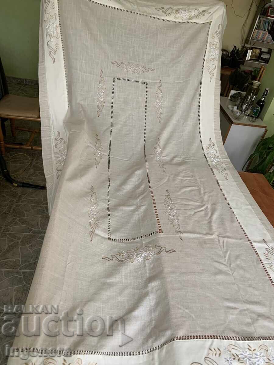 Tablecloth used briefly - 2.4 x 1.4 m Tablecloth used briefly - 2.4 x 1.4 m