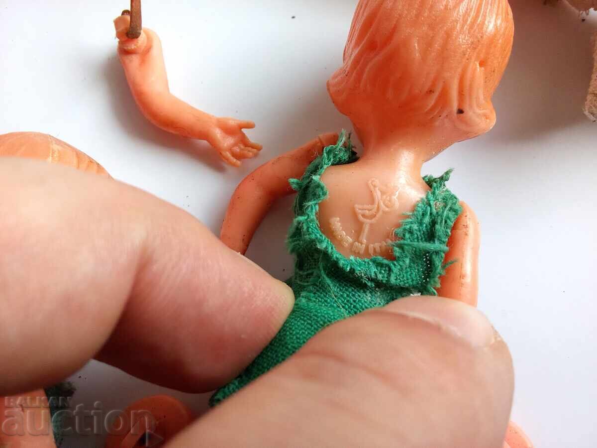 Mici păpuși de plastic cu ochi adormiți - 13cm - vintage cu preț € 0.01 | 0.02 BGN