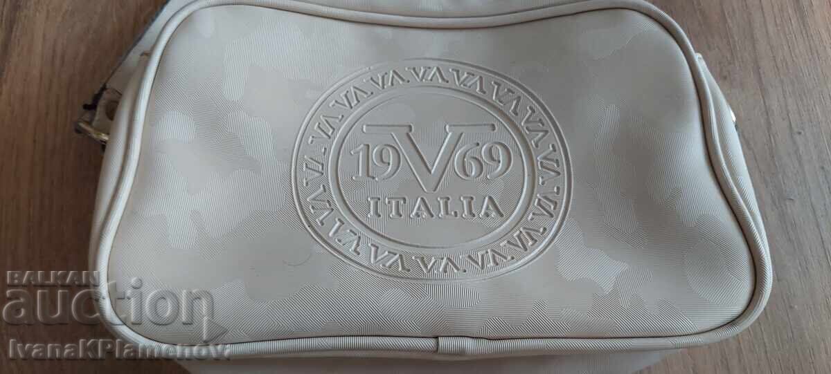 Чантичка дамска с цена € 8.00 | 15.65 лв.