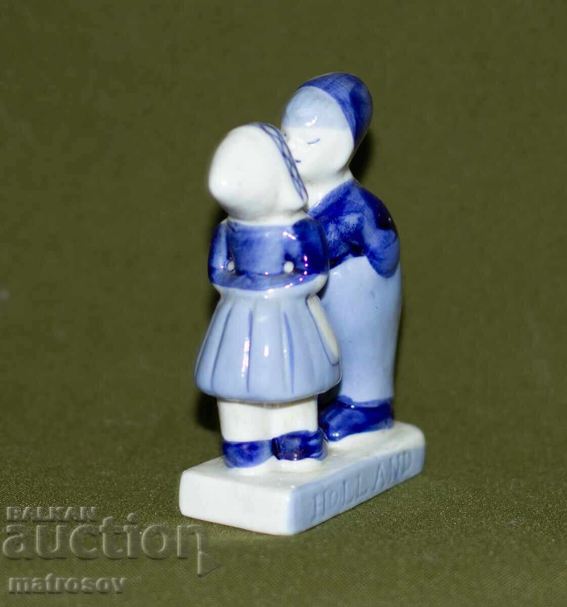 Old porcelain figurine of a boy and a girl with price 50.00 BGN | € 25.56 Old porcelain figurine of a boy and a girl with price 50.00 BGN | € 25.56
