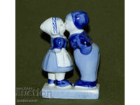 Παλαιό πορσελάνινο ειδώλιο αγοριού και κοριτσιού