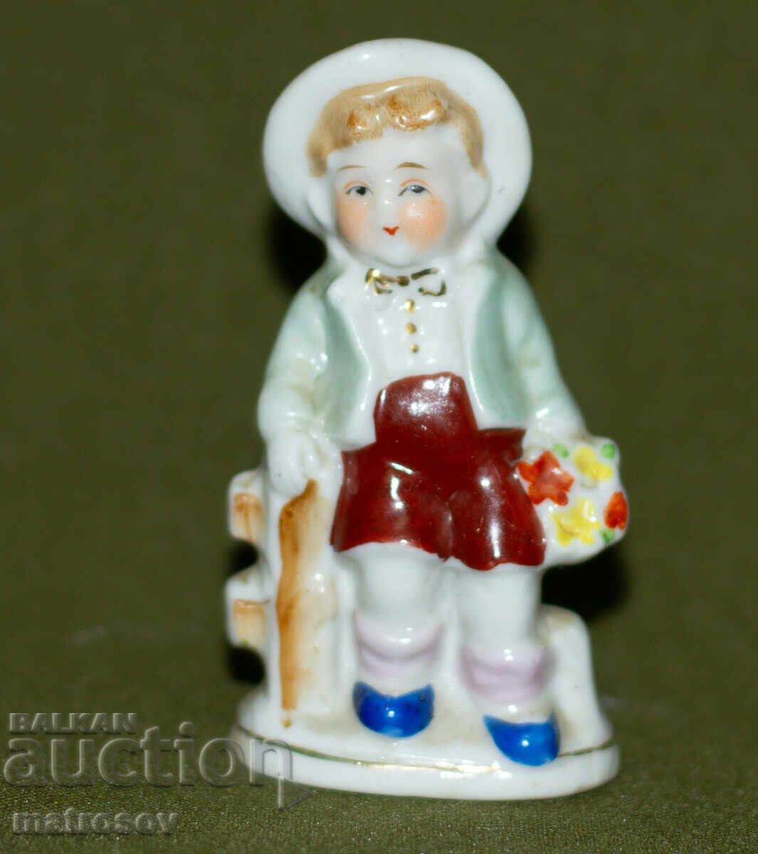Стара декоративна порцеланова статуетка на момче