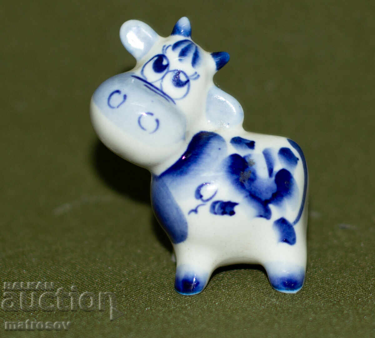 Παλιό πορσελάνινο ειδώλιο αγελάδας