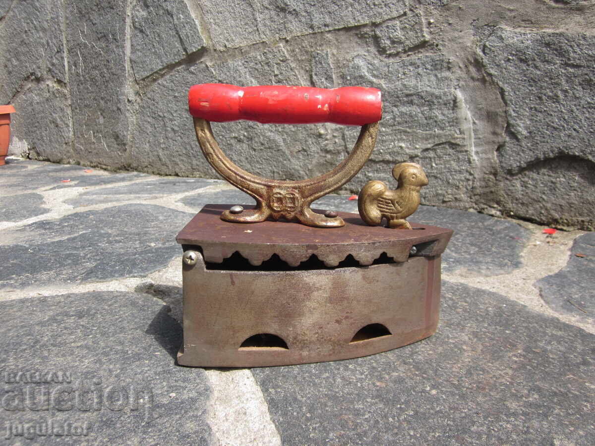 стара старинна Българска чугунена ютия на жар с петле с цена 60.00 лв. | € 30.68 стара старинна Българска чугунена ютия на жар с петле с цена 60.00 лв. | € 30.68