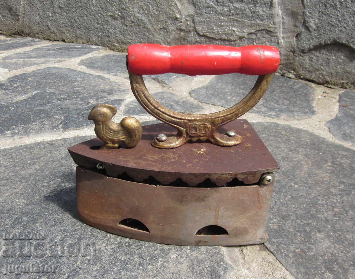 Аукцион стара старинна Българска чугунена ютия на жар с петле Аукцион стара старинна Българска чугунена ютия на жар с петле