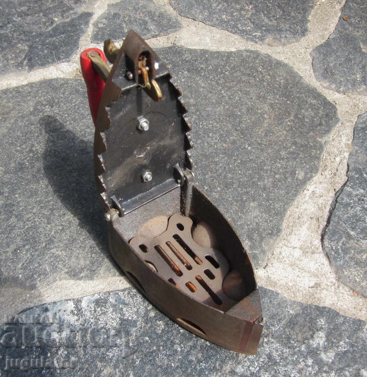 Доставка на стара старинна Българска чугунена ютия на жар с петле Доставка на стара старинна Българска чугунена ютия на жар с петле