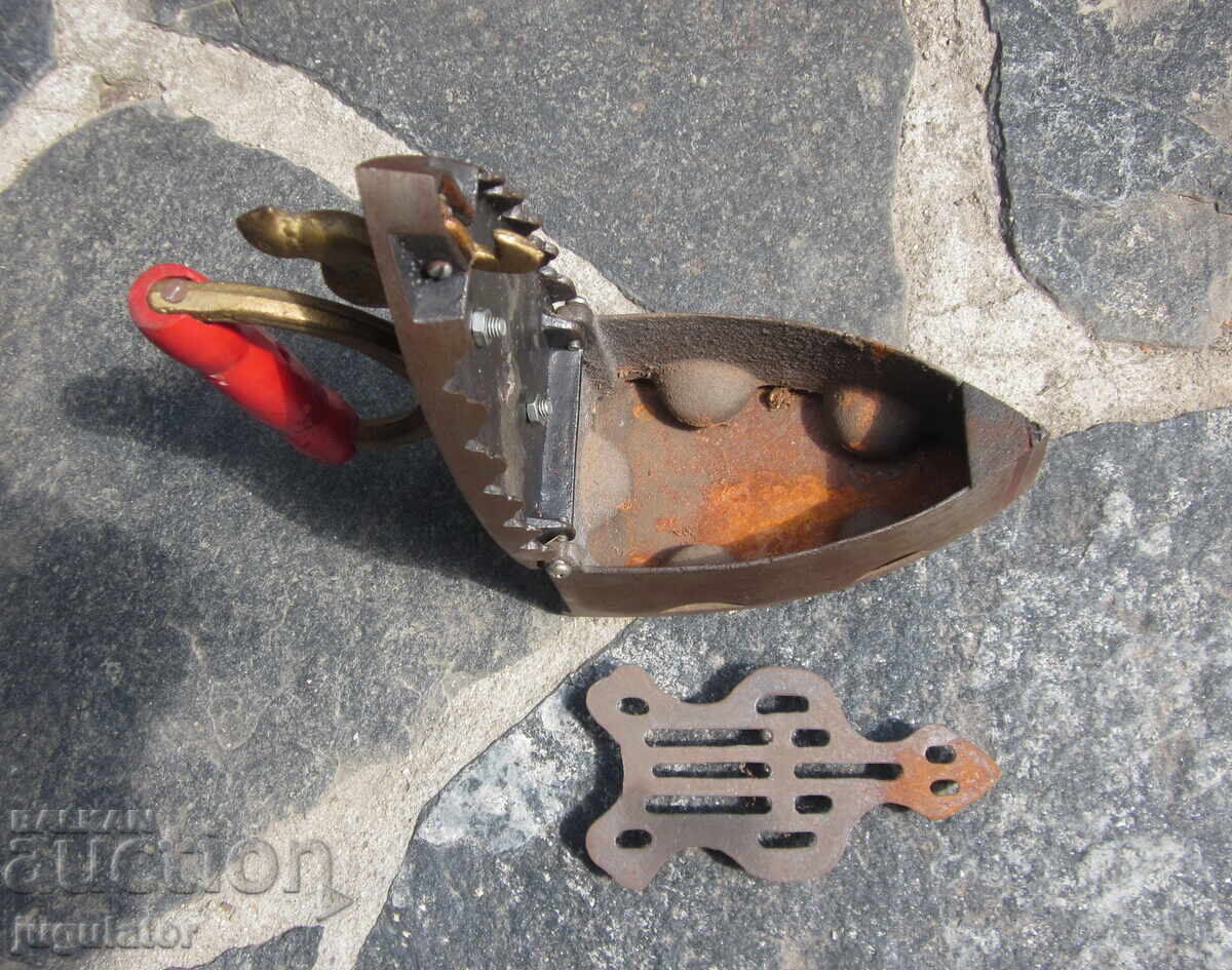 стара старинна Българска чугунена ютия на жар с петле - 5 стара старинна Българска чугунена ютия на жар с петле - 5